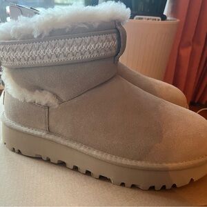 NWT UGG Ultra Mini Alpsey boot size 7 in mustard seed/birch color